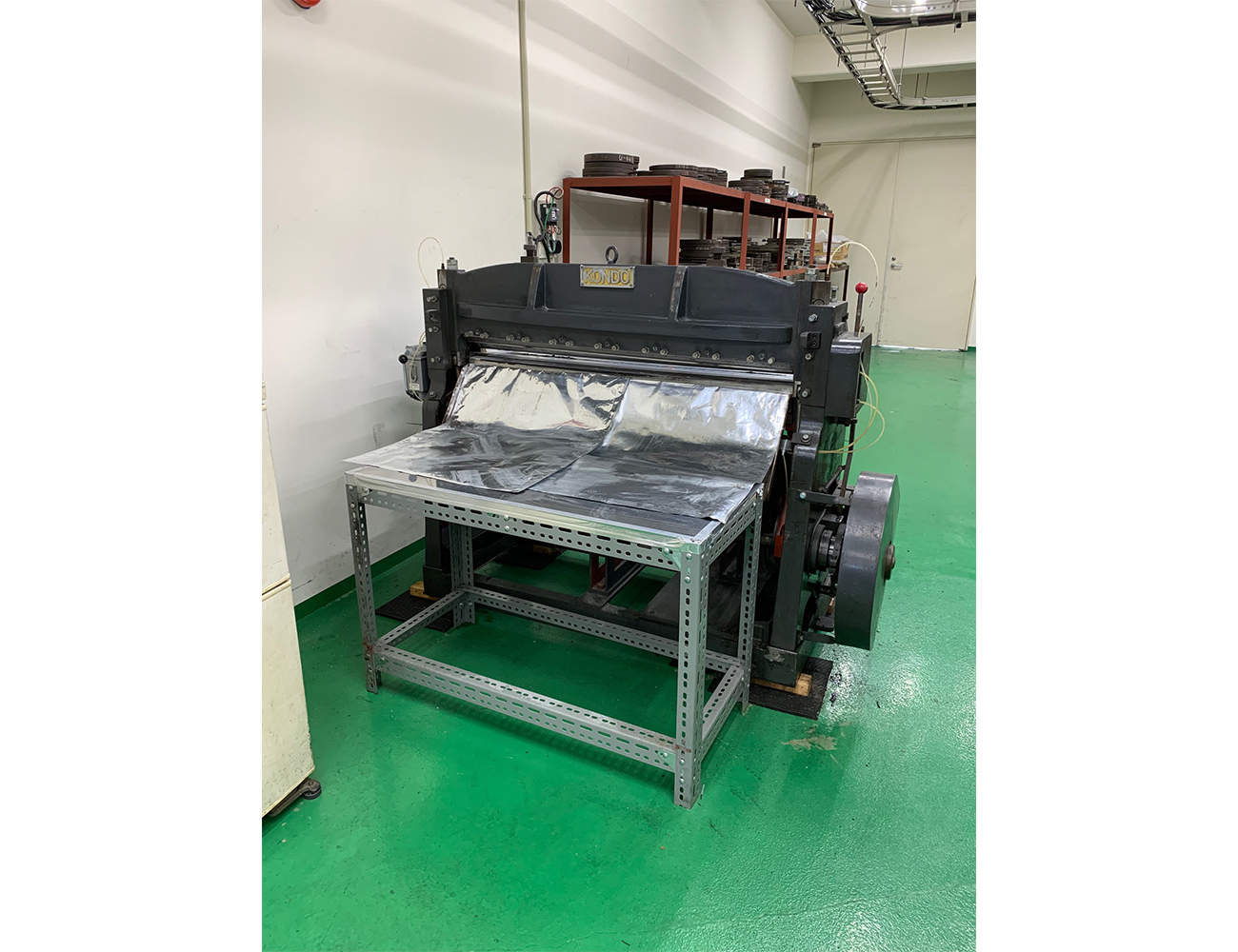 1000mm幅 ゴム切断機