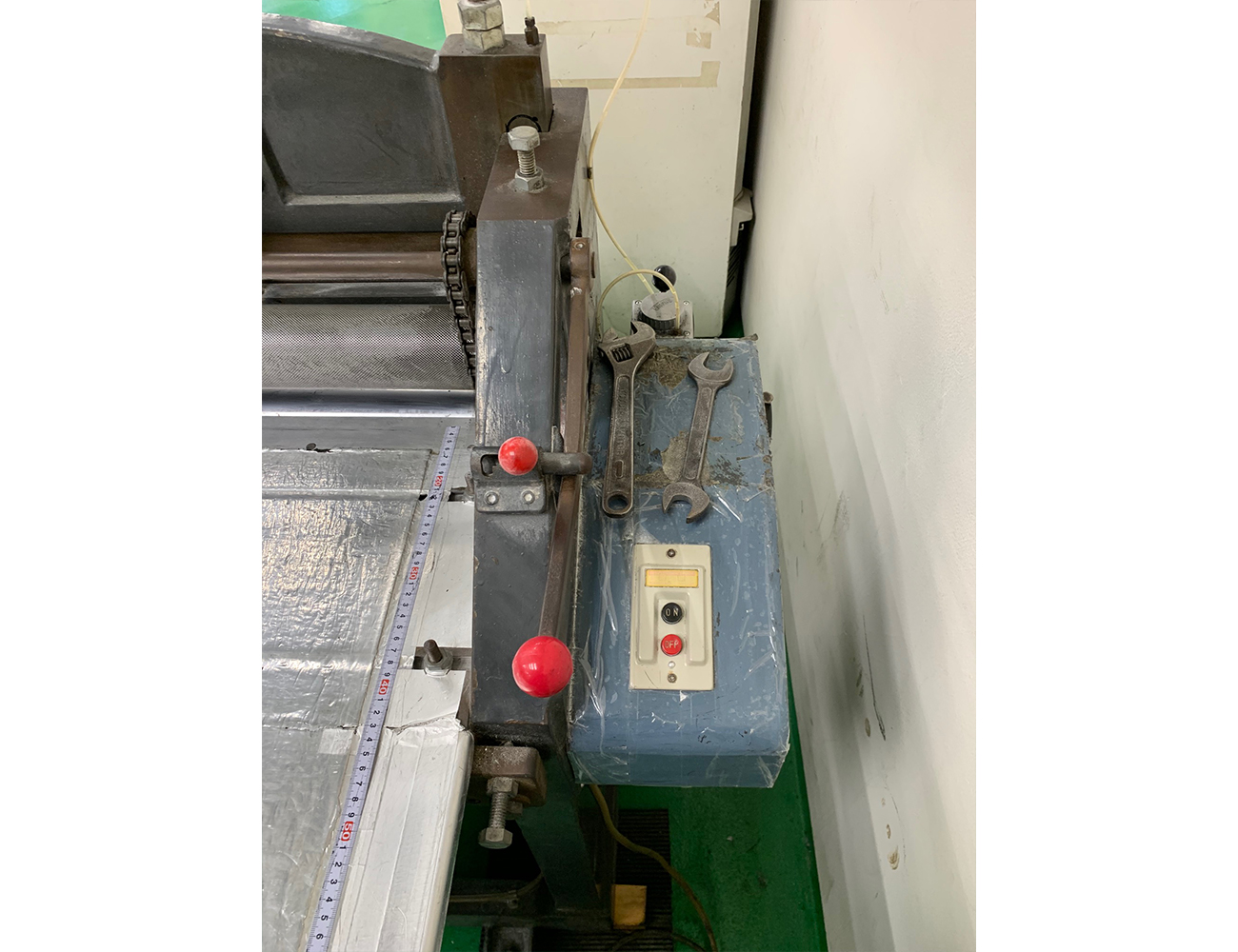 1000mm幅 ゴム切断機