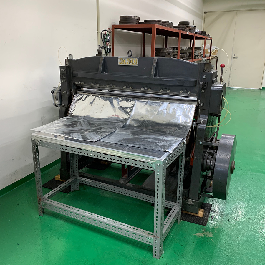 1000mm幅 ゴム切断機